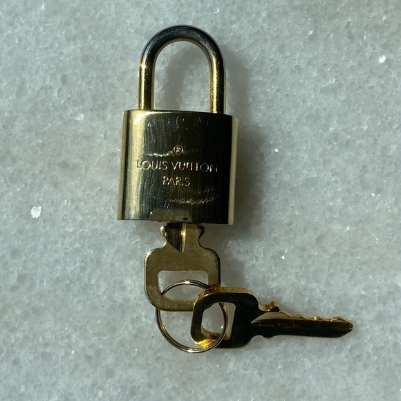 Louis Vuitton Lock & Keys #448 - Picture 6 of 9